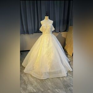 Cream Sleeveless Sweetheart Wedding Gown